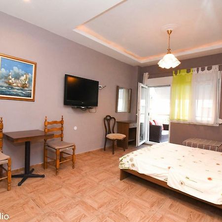 Menios Apartments And Studios Nea Kallikrateia ภายนอก รูปภาพ